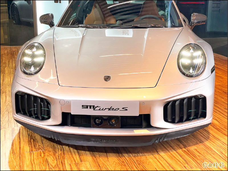 車頭導入智慧型主動式空力設計,可降低風阻並強化冷卻效果。(記者陳弘智攝)