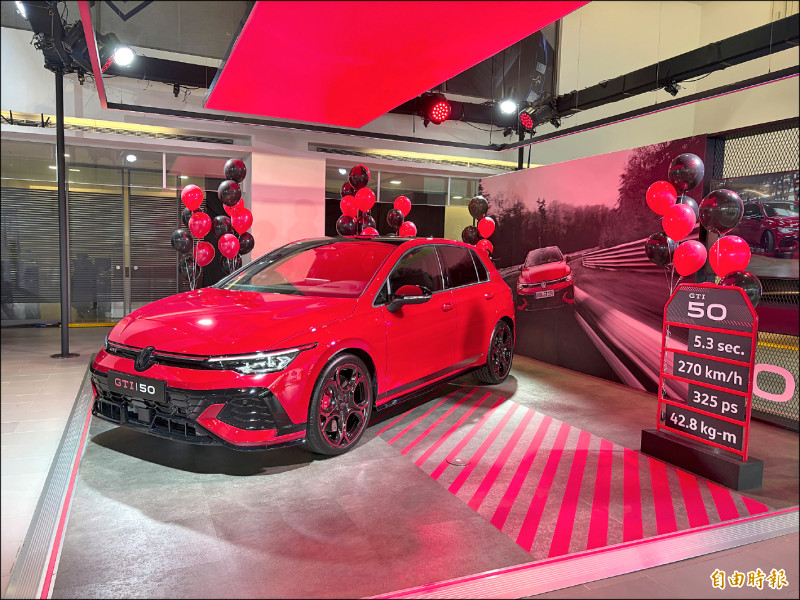 Golf GTI EDITION 50擁有專屬外觀設計元素增加識別度，售價194.8萬元起。圖為暴風紅車色。（記者陳英傑攝）