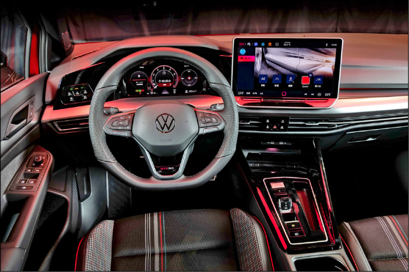 車內搭載GTI 50專屬運動黑化真皮方向盤，6點鐘位置還可見專屬徽飾彰顯特殊性。