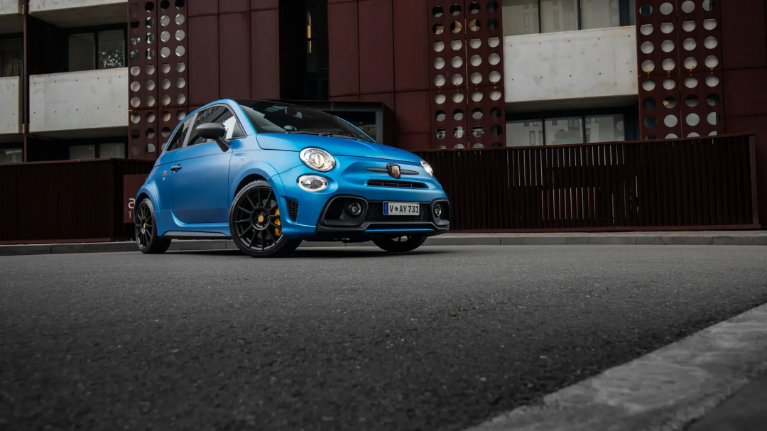 Abarth 595 Competizione將Fiat改為侵略感十足的造型。