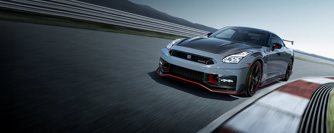 Nissan御用改裝品牌Nismo為原廠打造賽車，在賽道贏得無數榮譽。