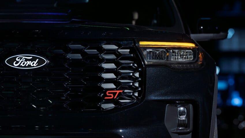 車頭 LED 日行燈改為琥珀色提高識別度。