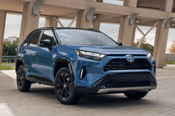 等不到新車只能加價買!Toyota RAV4 中古車售價比原價還貴