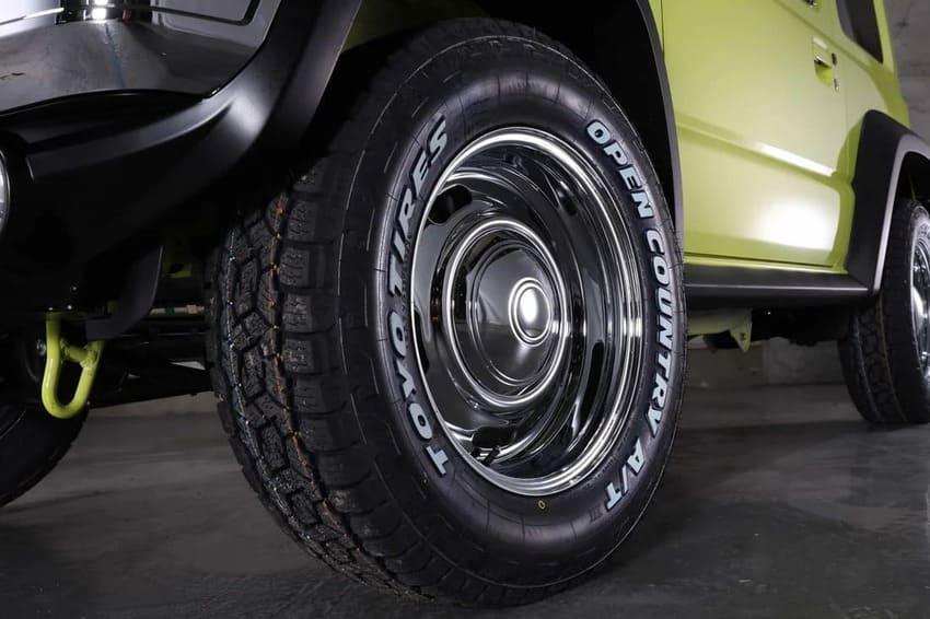 Suzuki 新年式 Jimny 外觀升級更迷人！換穿美式復古新裝搶眼亮相
