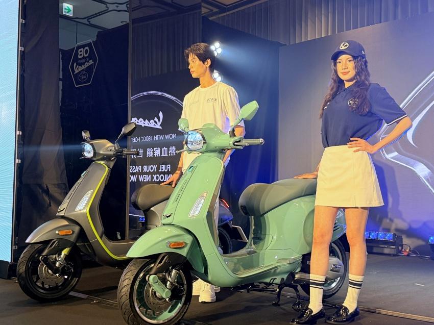 Sprint 80th 180（右）致敬Vespa首款機車，並導入「經典粉彩綠」車色。