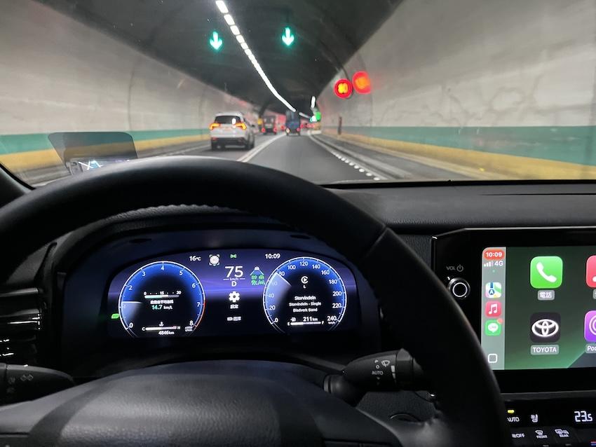 美國公路安全保險協會（IIHS）研究指出，主動式車距巡航（ACC）與車道置中（LCA），不但沒有帶來任何益處，反而會讓駕駛分散注意力。 