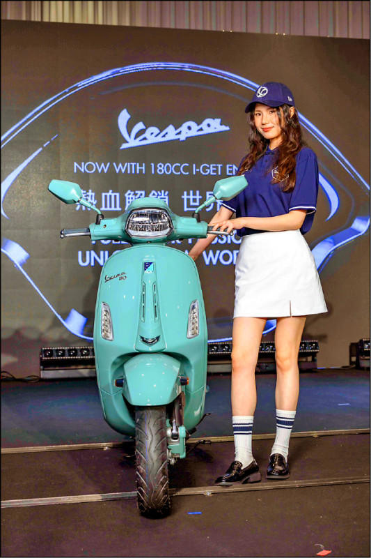 Sprint 80th 180致敬Vespa首款機車，並導入「經典粉彩綠」車色。