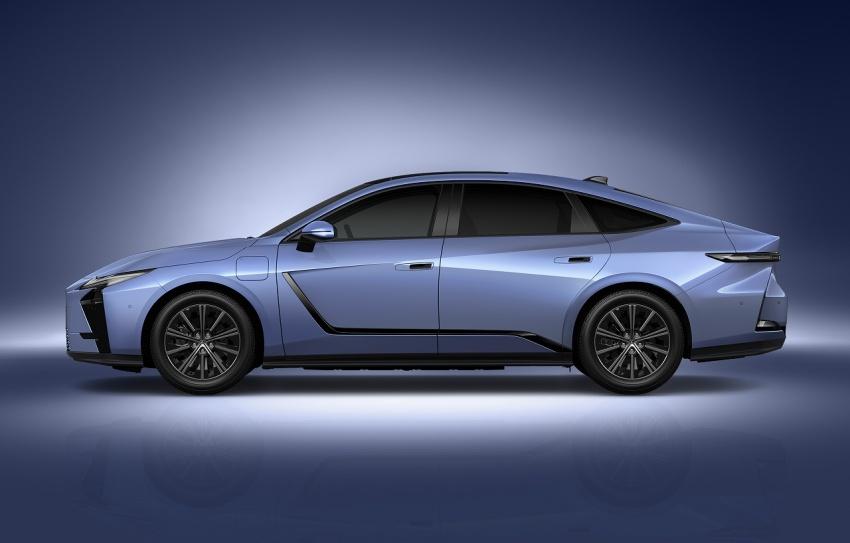 Lexus ES 特有 Ethereal Blue 車色。