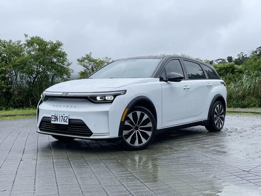 此回試駕車型為擔任車系入門之選的 Cavira Emerge 長里程版，售價 123.9 萬元。