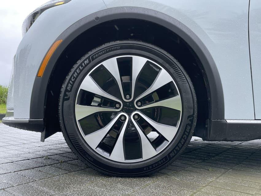 試駕車升級選配 19 吋空力造型鋁圈。