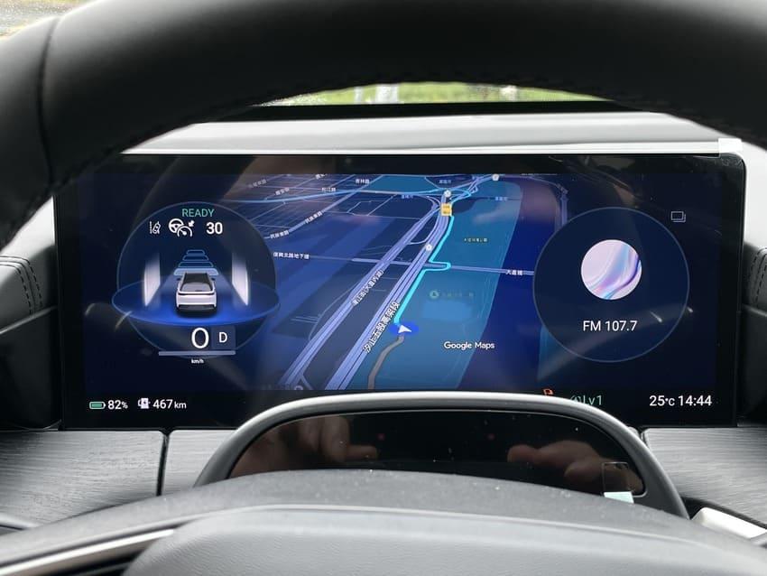 CarPlay 導航資訊能直接呈現在數位儀表上，相當便利。