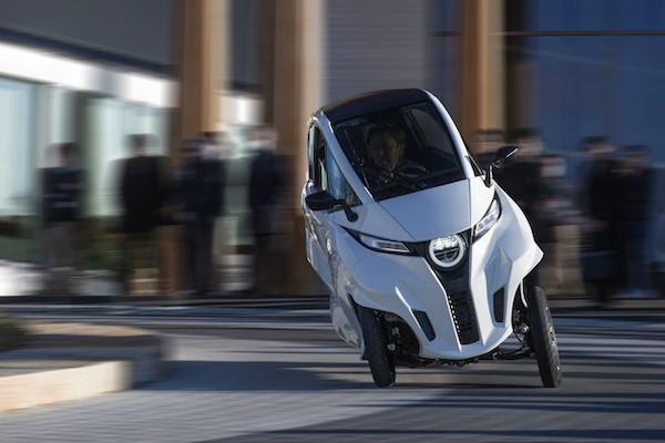 駕艙機車 Lean3 內部空間比想像更大!高爾夫球袋、1.8 公尺長物都塞得下