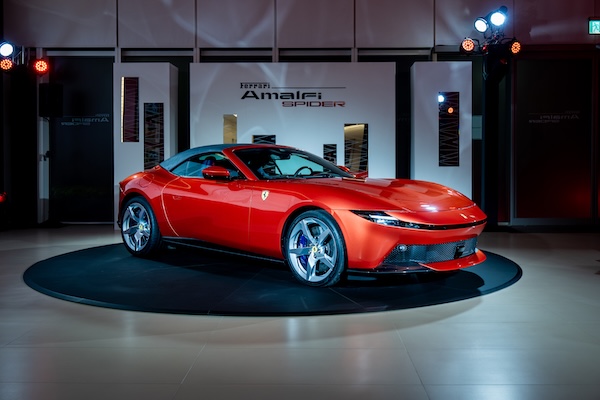 Ferrari 全新敞篷 GT 跑車登台！Amalfi Spider 僅 13.5 秒就開篷