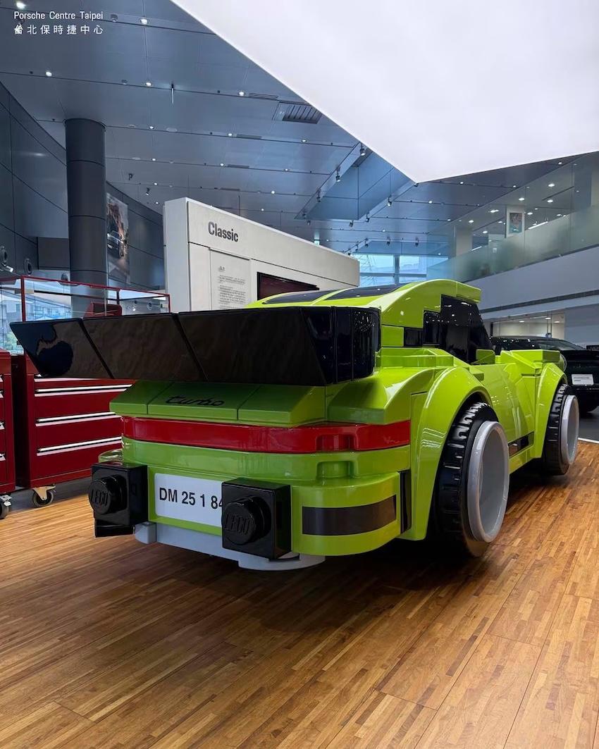 保留經典 930 的車身輪廓與設計神韻，更展現兼具童趣與藝術感的獨特魅力。