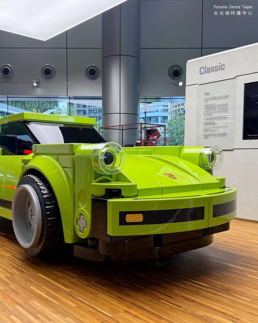 911 經典頭燈完整呈現。