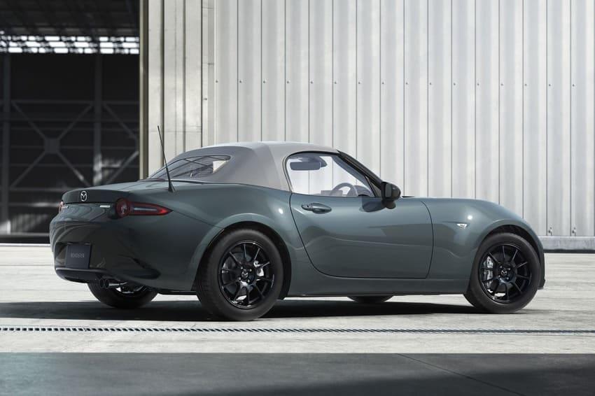 Roadster PS 特仕版採用灰色軟篷，搭配 16 吋 RAYS 黑色鋁圈及銀色煞車卡鉗。