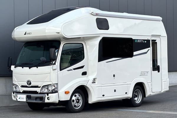 Toyota 貨卡升級豪華露營車！內有舒適大房間 廚房冰箱與淋浴間帶著走