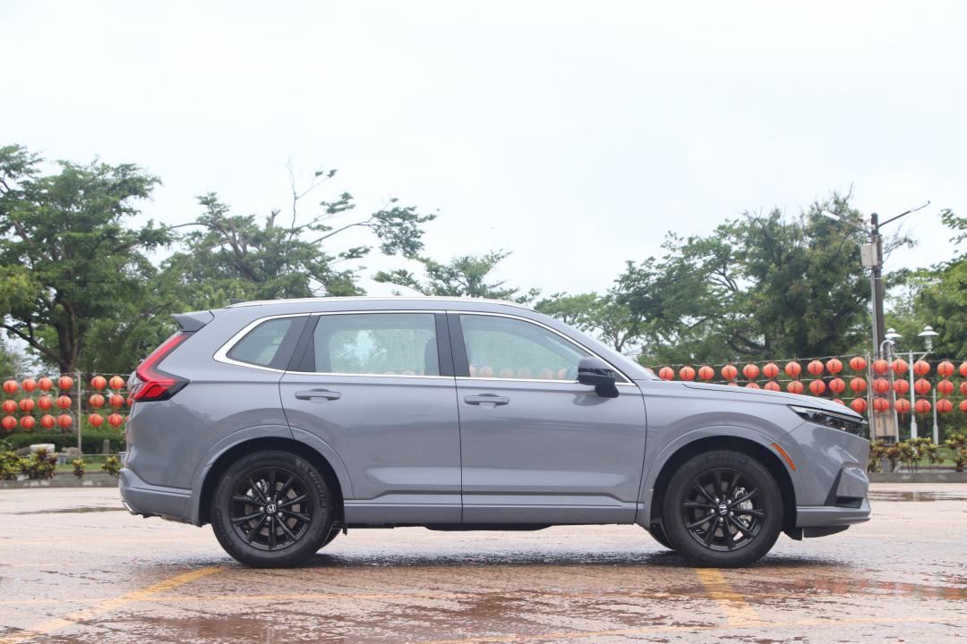 車側防刮飾板在這次CR-V e:HEV Prestige改與車身同色，更具都會風。