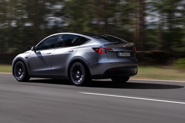 特斯拉車主崩潰！Model Y 大電池故障 原廠無料可換需等 1 個月