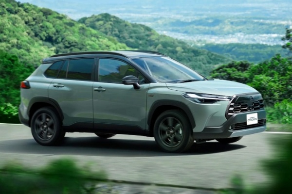 Toyota 日規 Corolla Cross 特別版車型發表！黑化車頭搭配綠色內裝