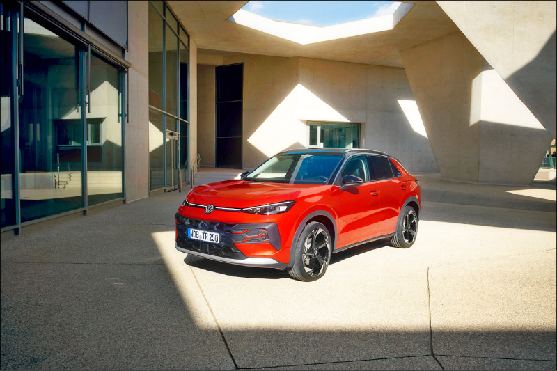 極夜曜影版配置的18吋炫黑輪圈,讓整體更具跑格氣勢。