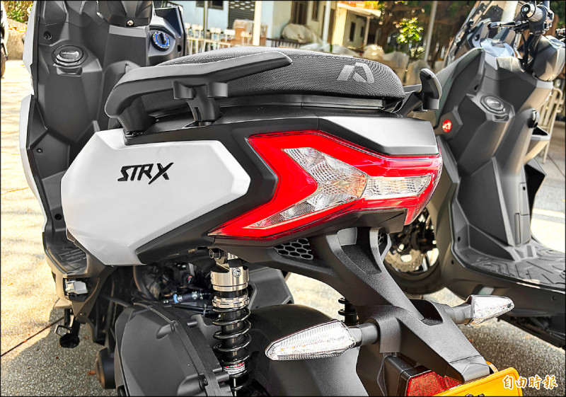 全新STR X 300首次導入X字立體導光LED尾燈,打造鮮明的識別語彙。(記者陳英傑攝)