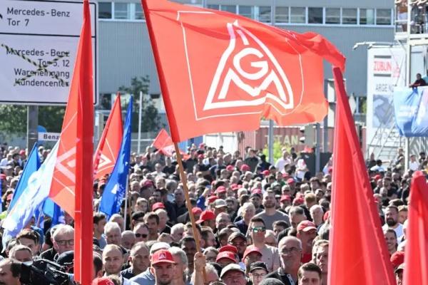 賓士延後發獎金、無償加班引爆員工怒火!3.3 萬人上街抗議壓榨