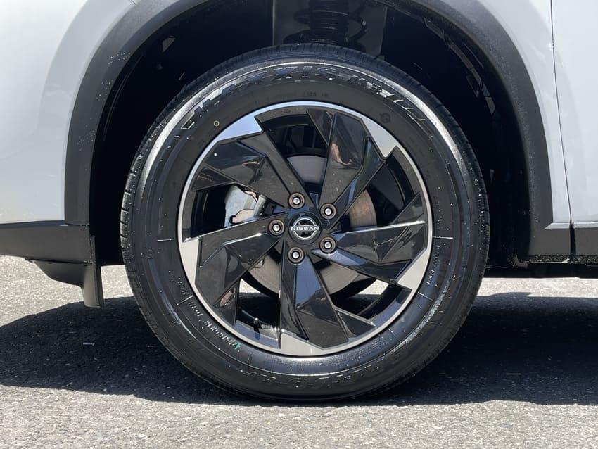全車系標配 18 吋雙色切削造型鋁圈。
