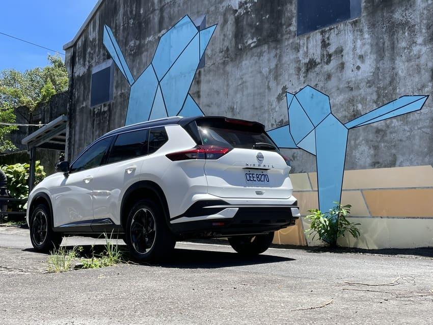 車尾後保險桿同樣加入黑色飾條設計。