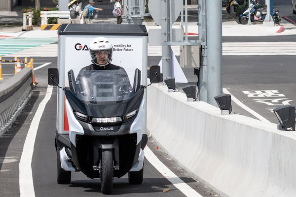 同為白牌機車待遇不同!駕艙機車不能上淡江大橋 這款車可以