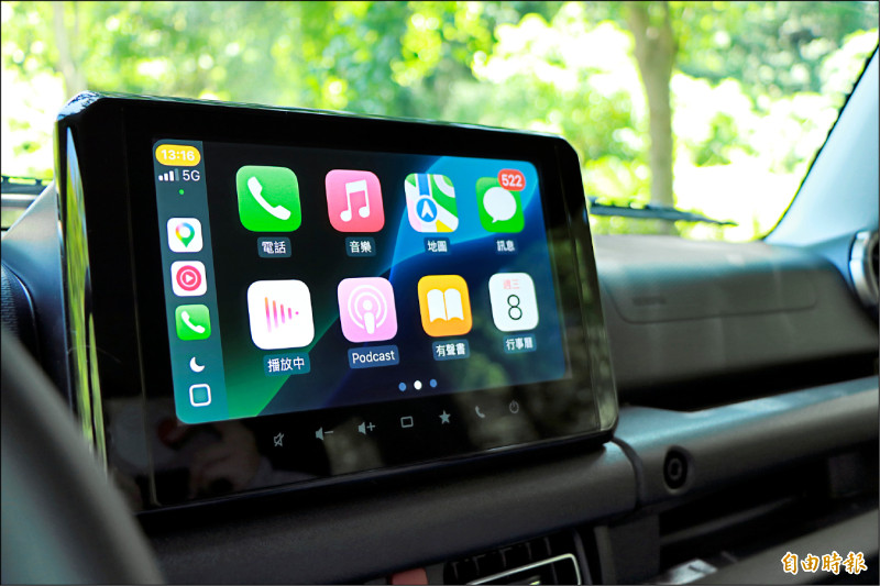 改搭9吋觸控螢幕，並整合無線Apple CarPlay以及Android Auto連接。（記者蘇銘翰攝）
