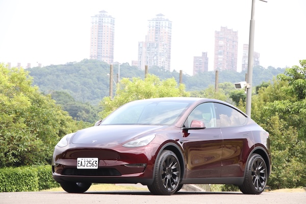 特斯拉 Model Y 搭中國比亞迪電池故障災情擴大！車主質疑非個案 原廠未公開回應