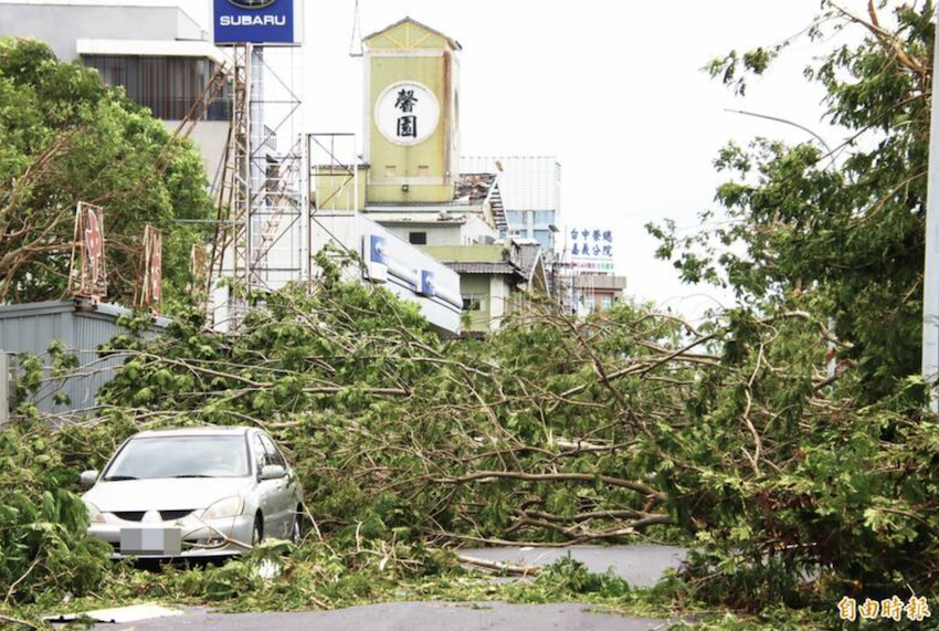 巴威颱風進逼，愛車遭遇泡水、樹倒或招牌掉落等意外，是否能獲得理賠，關鍵在於保單是否包含天然災害保障。
