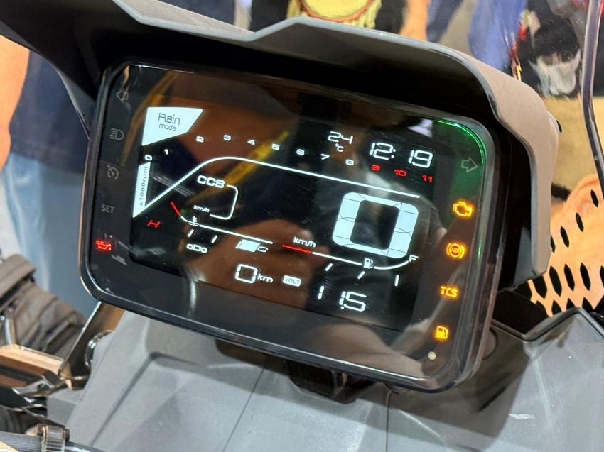 數位儀表顯示大量車輛資訊。