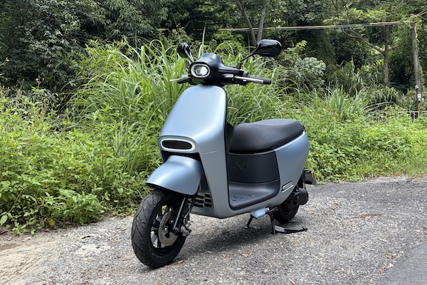 男女都適用的都會電動機車  Gogoro Luna 試乘心得