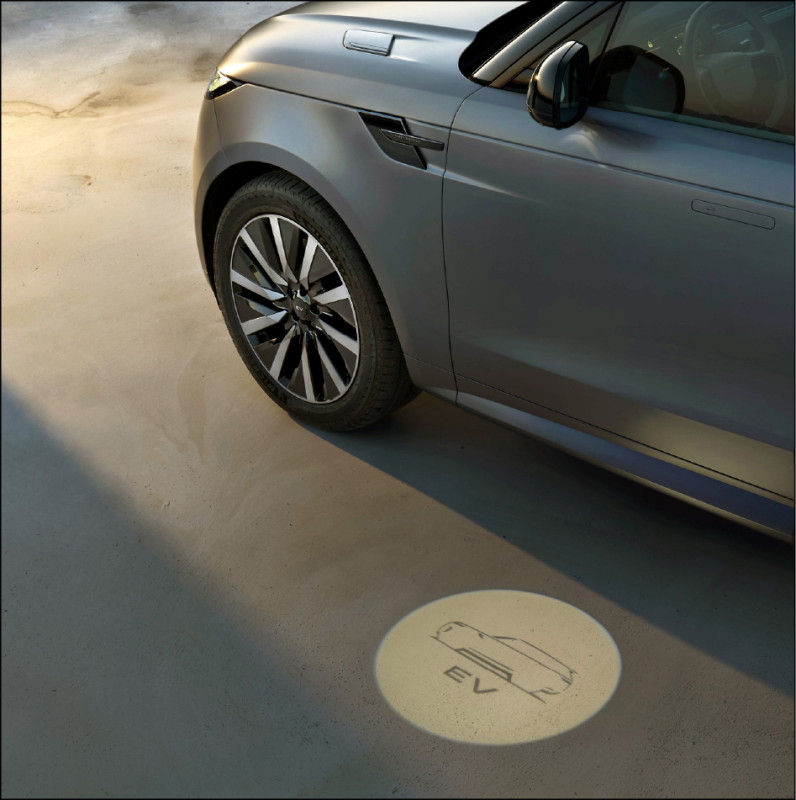 EV字樣照明迎賓燈是Range Rover Sport Electric純電身分識別。