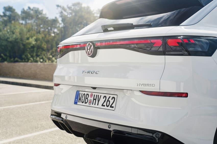 車尾新增 Hybrid 銘牌作為識別。