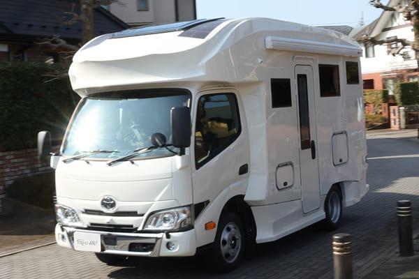 Toyota 貨卡搖身一變成高級露營車!附有三床一廳 廚房與廁所一應俱全
