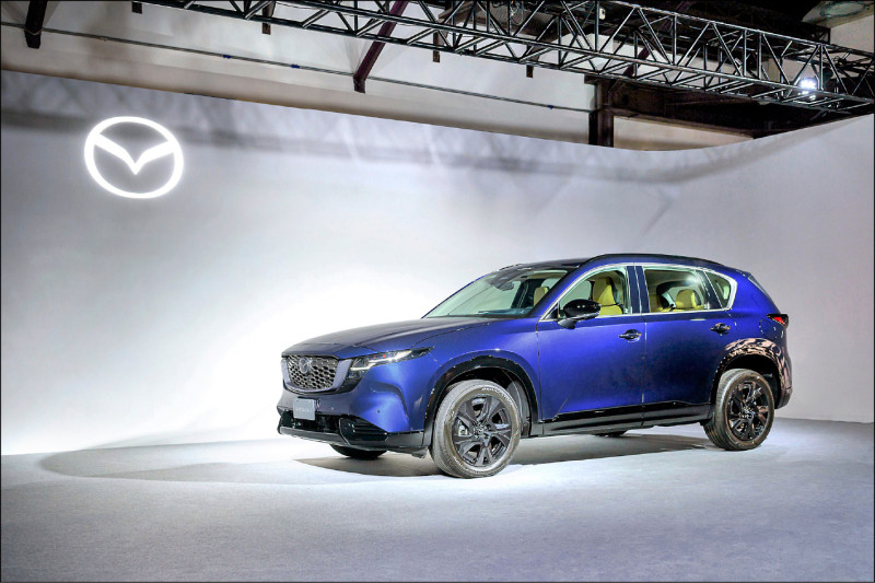 第三代Mazda CX-5新增湛海藍車色，採多層次雲母塗裝工藝，在不同光線下呈現鮮明且深邃的色彩變化。