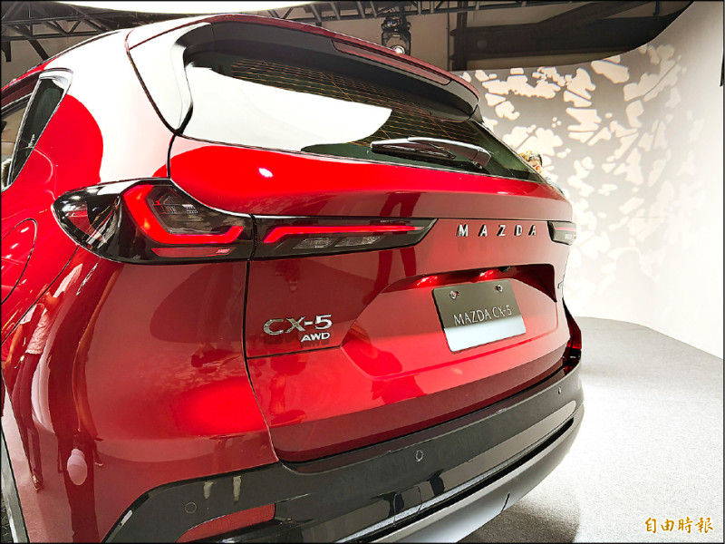 Mazda CX-5更換全新世代車尾樣式，並以「MAZDA」字樣取代過去的廠徽。圖為25S AWD Premium Plus車型。（記者陳英傑攝）