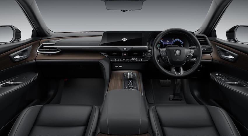 圖為現行 Crown Sedan 內裝。