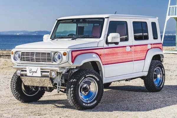 Suzuki 五門版 Jimny 轉換風格展新意！升級粉嫩復古造型搶眼亮相
