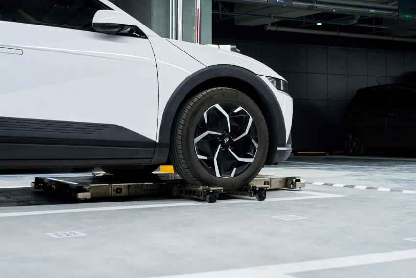 透過超薄的停車機器人，將車輛載至停車位停放。