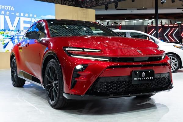 Toyota 最帥跑旅 Crown Sport 新款售價全面揭曉!台灣預計 10 月接單