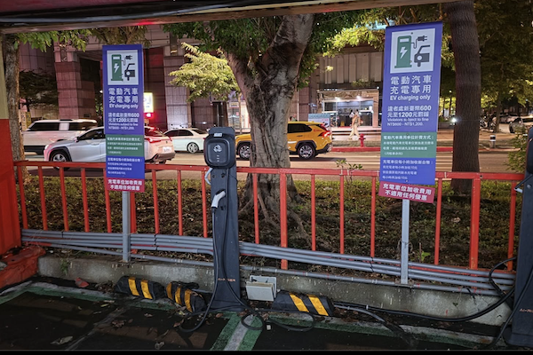 建國高架橋下充電樁起火引爭議!設備商馳諾瓦發正式聲明回應