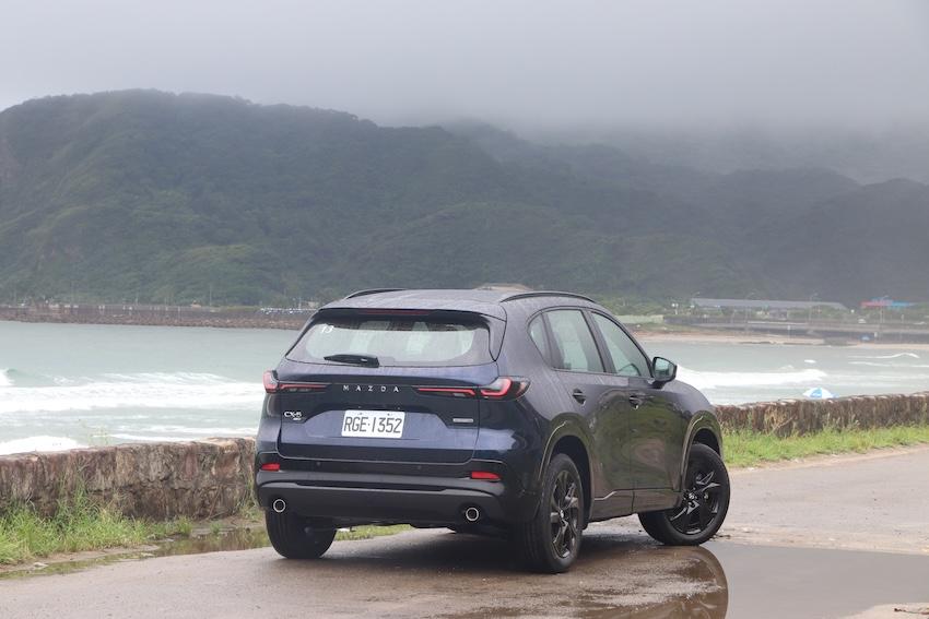 車尾採用 MAZDA 字樣。