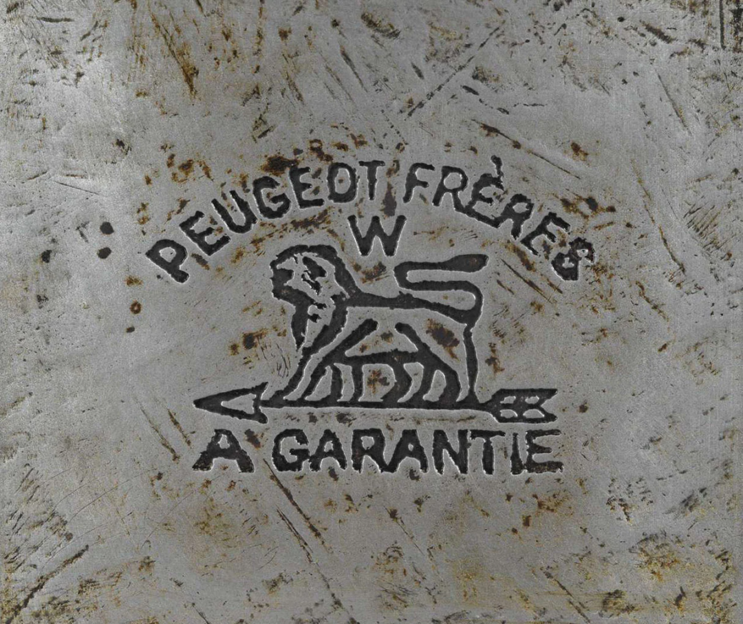 站在箭矢上的雄獅是Peugeot最早的廠徽，可以追溯到1810年，象徵五金起家的悠久歷史。