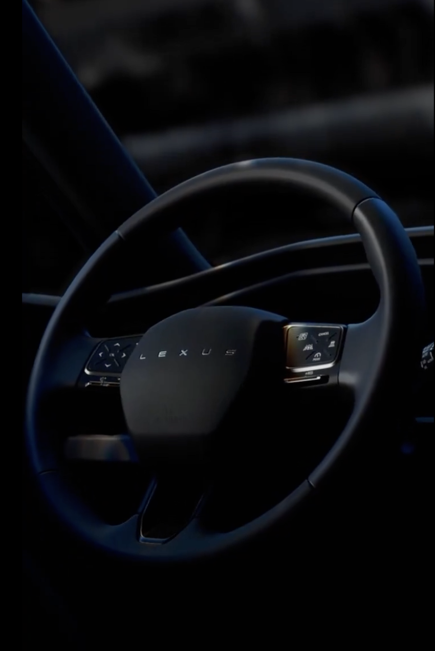 取消方向盤上的 Lexus 的廠徽，改以“LEXUS”字樣呈現品牌識別。