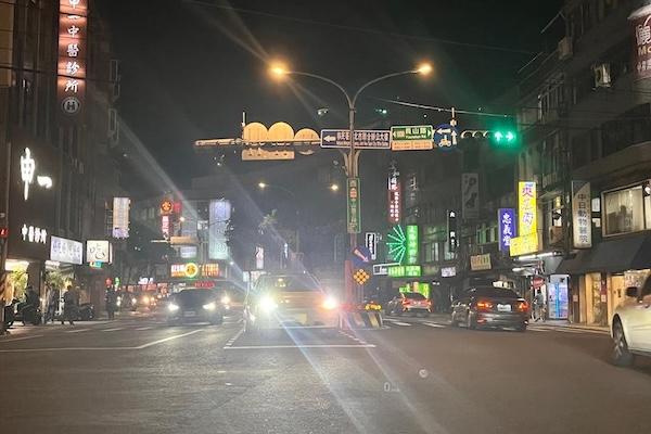夜晚汽車頭燈太亮 6 成駕駛受不了!研究揭最刺眼車款超標 6 倍