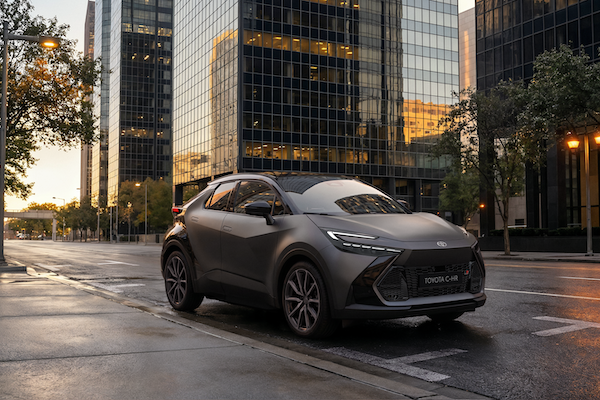 Toyota C-HR GR SPORT 換新裝 霧面灰＋20 吋鋁圈慶祝 10 週年